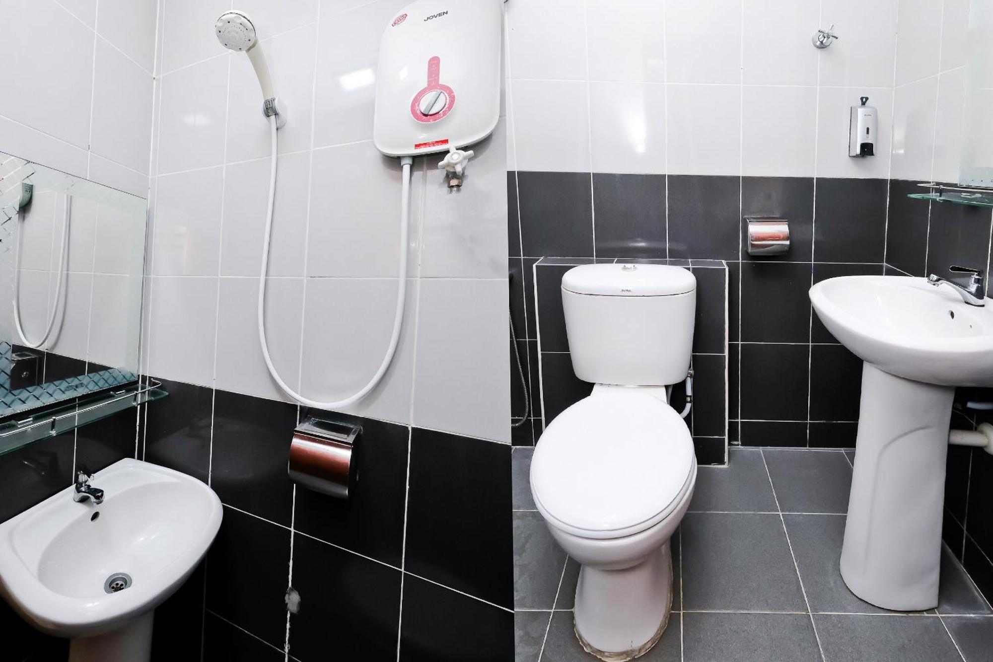 Oyo 714 Arina Hotel Банги Экстерьер фото