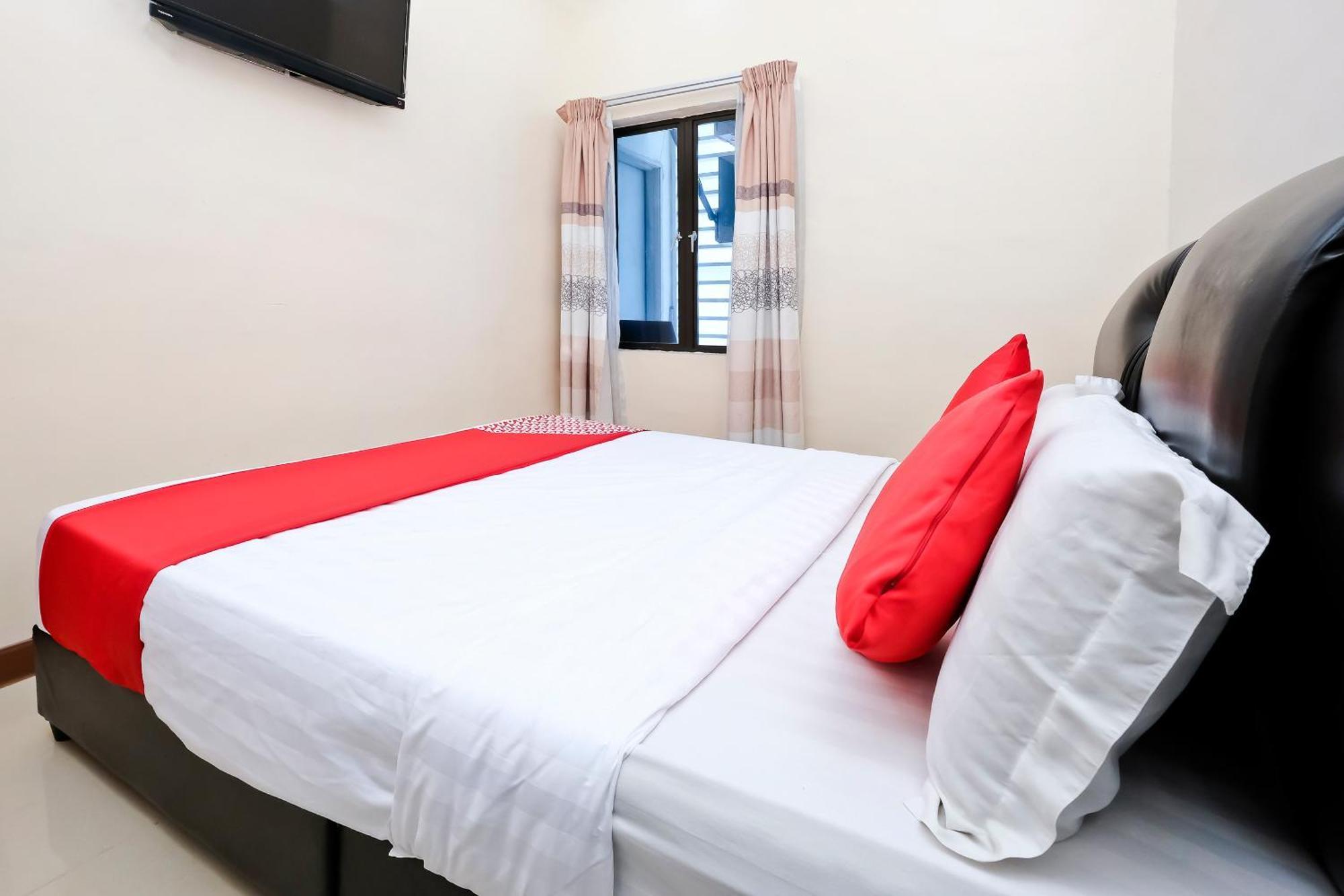 Oyo 714 Arina Hotel Банги Экстерьер фото