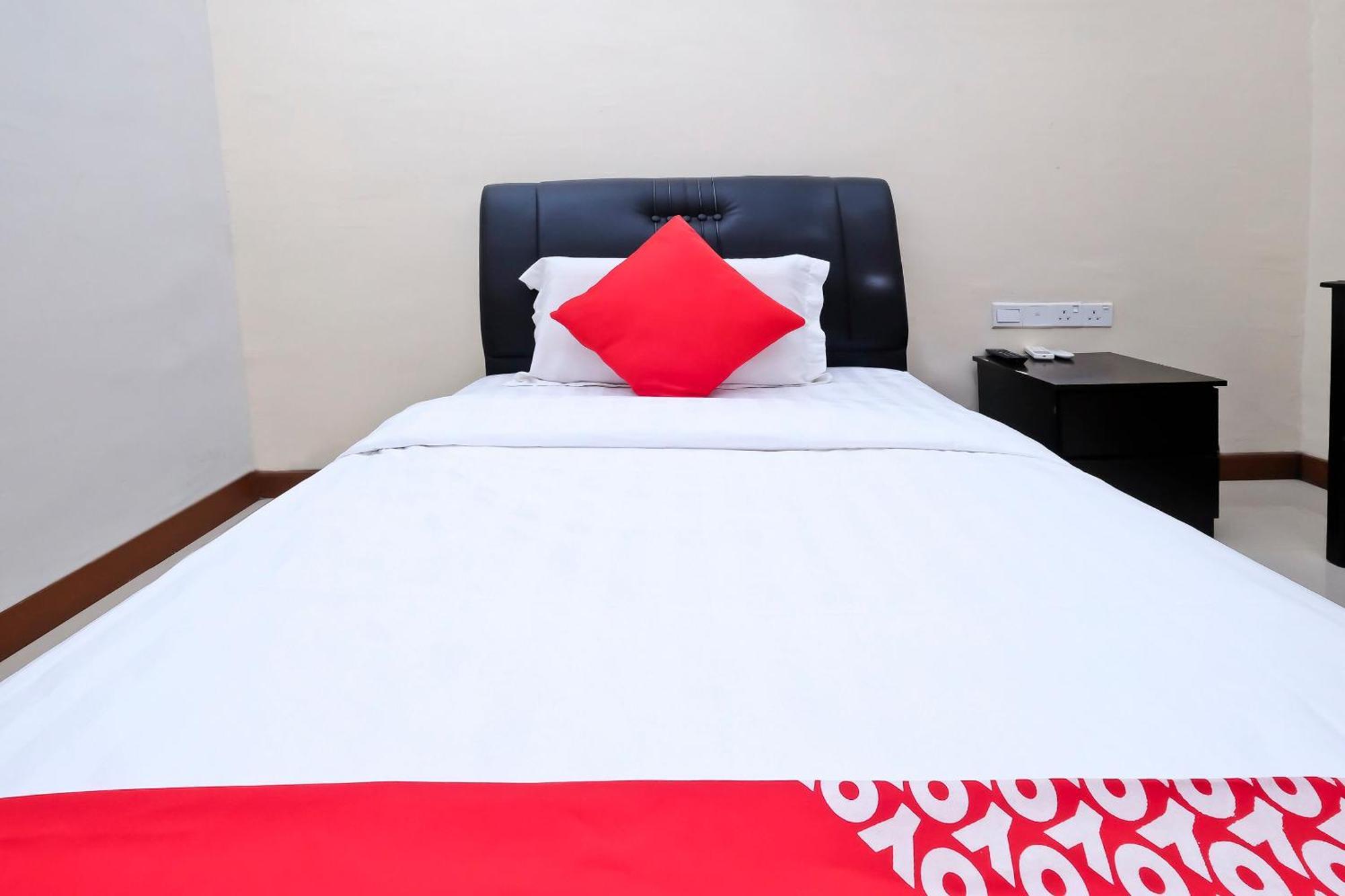 Oyo 714 Arina Hotel Банги Экстерьер фото