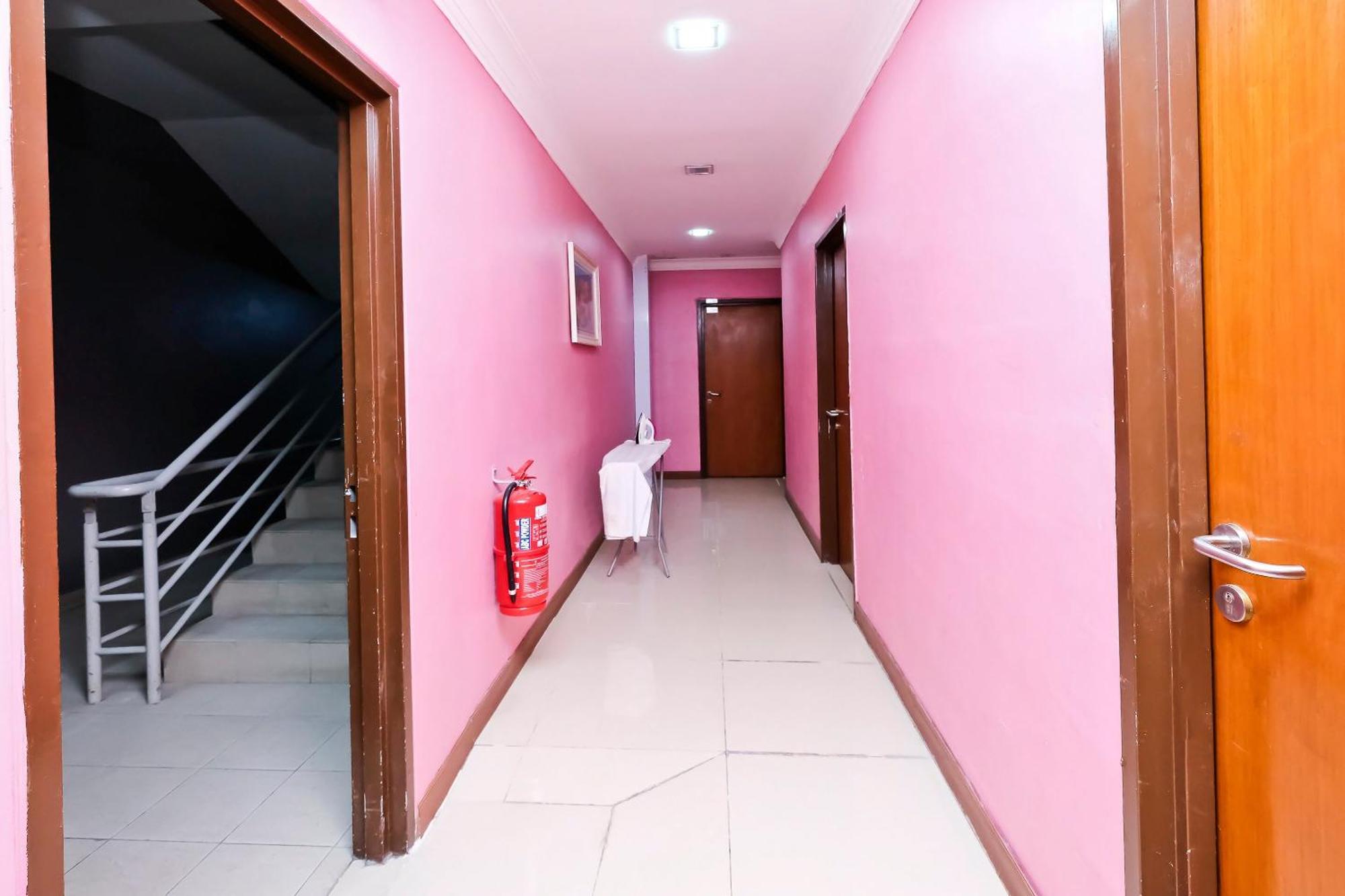 Oyo 714 Arina Hotel Банги Экстерьер фото